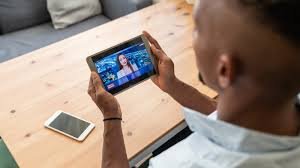 utilisateur comparant plusieurs iptv stream players sur mobile