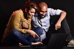 Utilisateurs explorant un programme IPTV depuis leur salon