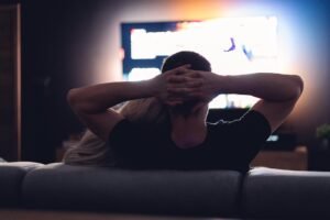 Famille regardant la télévision via un Code IPTV légal sur une Smart TV