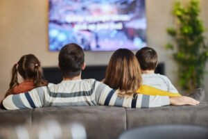 Famille regardant un film via un décodeur IPTV dans un salon moderne